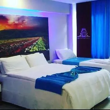 Dream Hotel *